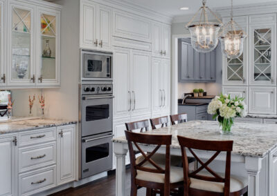 Well-Dressed Traditional Glen Ellyn Kitchen