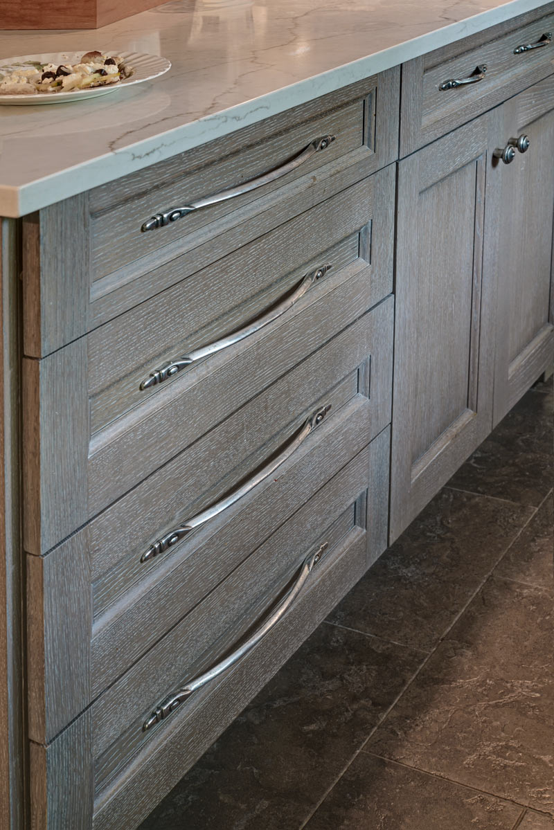 Dramatic_Chefs_Kitchen_Island_Cabinetry