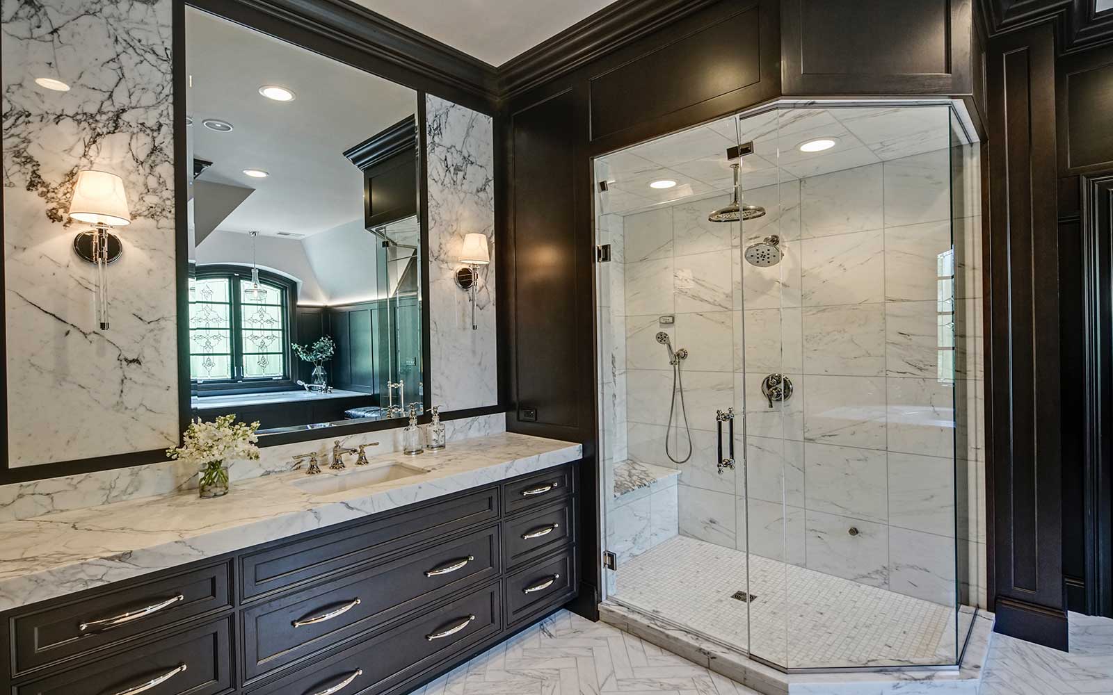Traditional_Master_bath_DruryDeisgn_Chicago_marble_dark_Diana_Burton