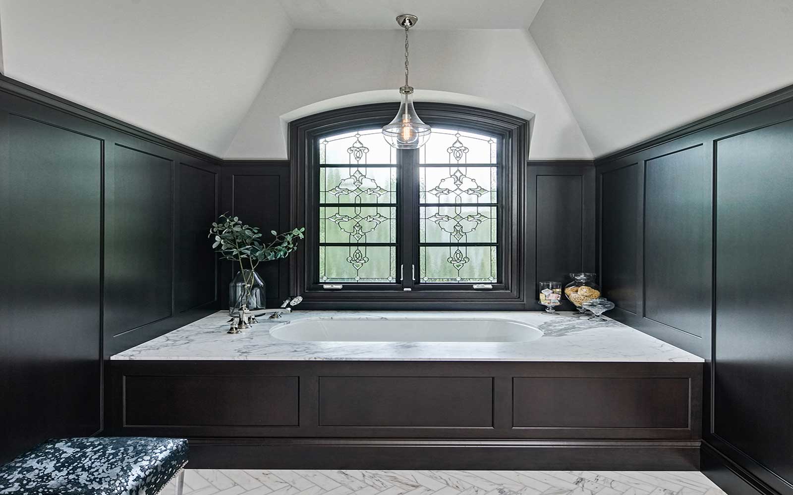 Traditional_Master_bath_DruryDeisgn_Chicago_marble_dark_Diana_Burton_2