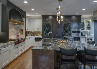 Elegant High-Contrast Kitchen – Richmond, IL