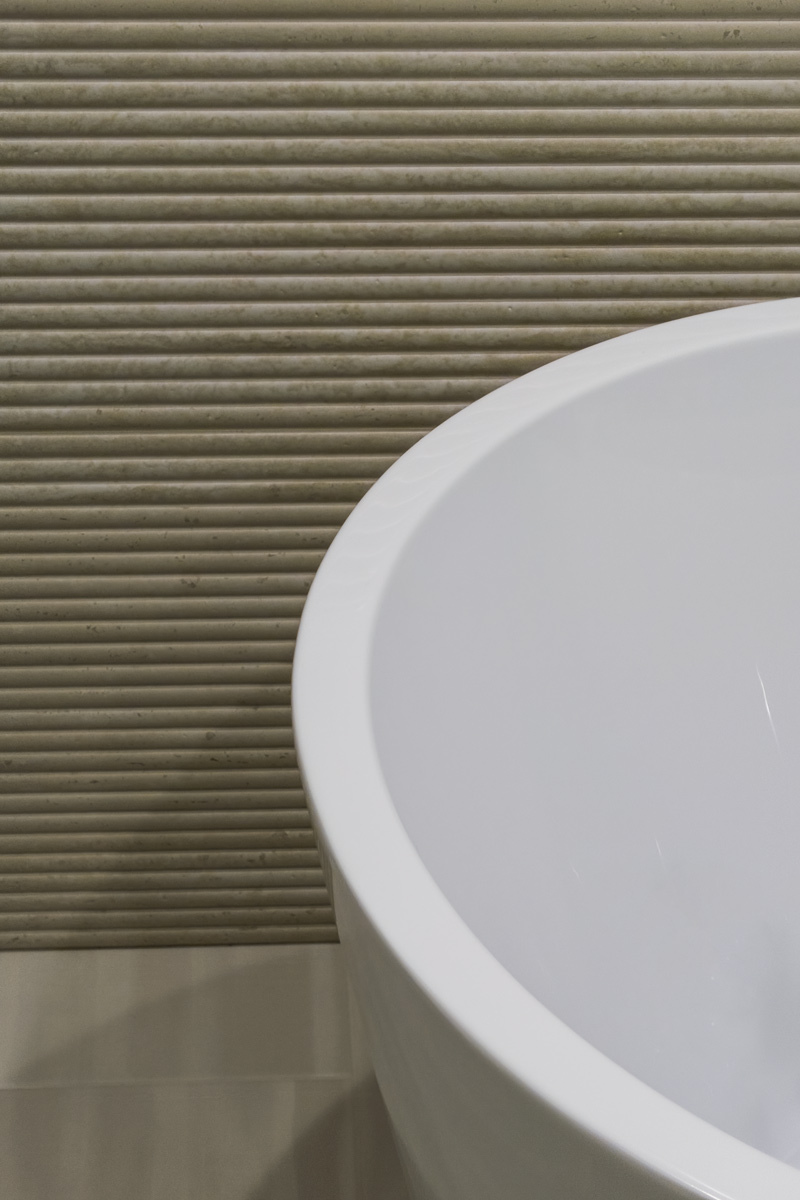 refined_simple_primary_bath_refresh_curved_tile_drurydesign_copyright_2025