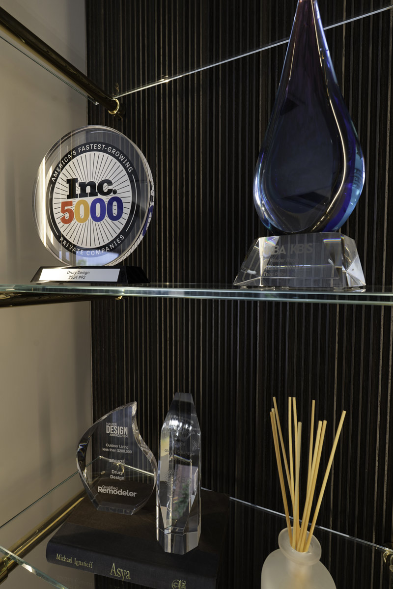 Drury-Design_Chicago_Lobby_Shelving-Glass_Copyright-2025