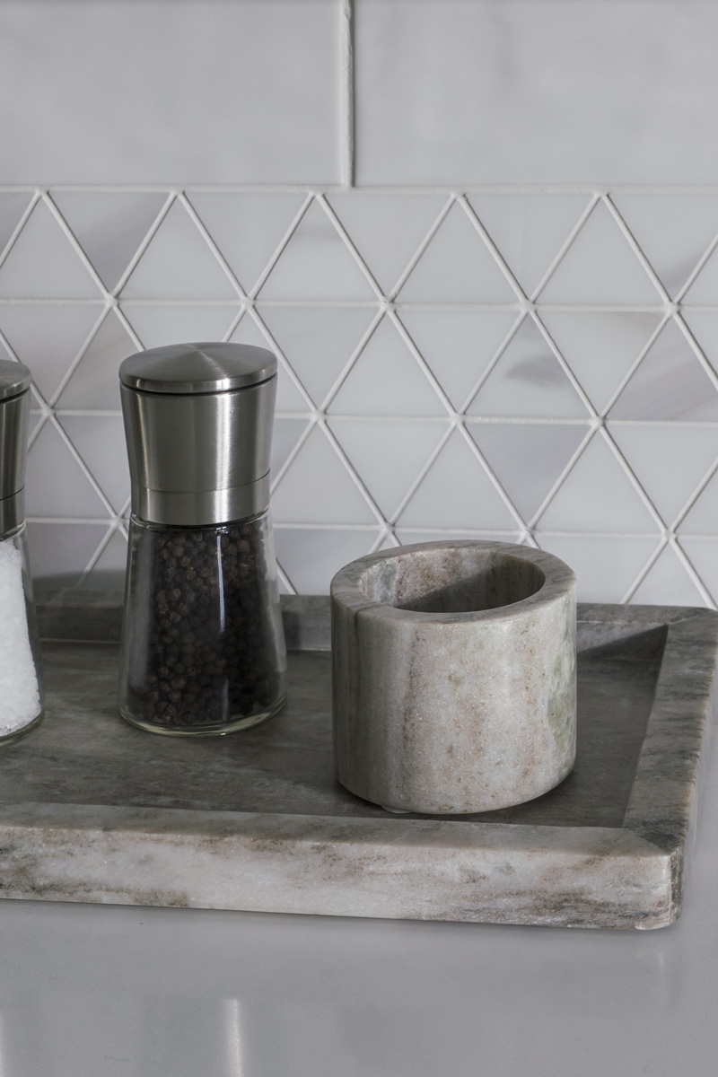 Modern-Warm-Kitchen-Remodel_Backsplash-detail_Drury-Design-Chicago_Copyright-2025
