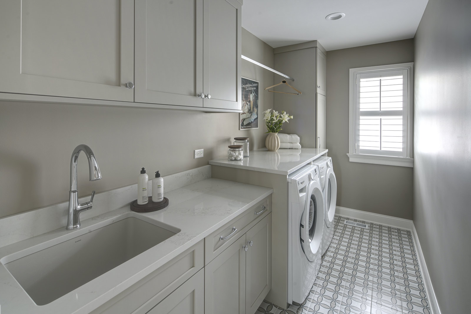Transitional-Elegance_Laundry-Room-cabinetry-tile-Drury-Design-Chicago_Copyright-2025