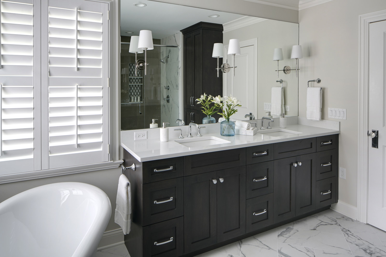 Transitional-Elegance_primary-bath-double-vanity-Drury-Design-Chicago_Copyright-2025