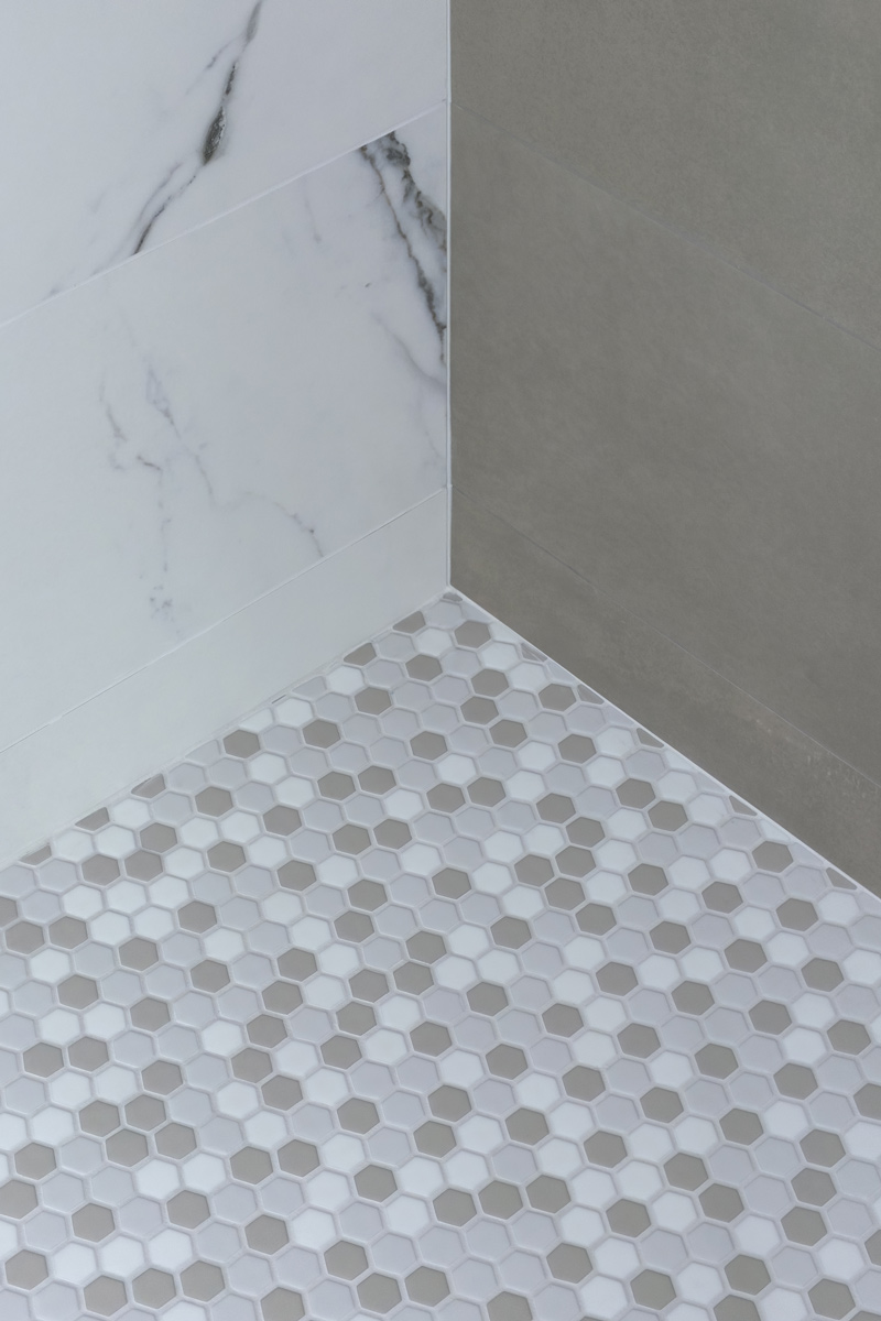 Transitional-Elegance_primary-shower-tile-Drury-Design-Chicago_Copyright-2025