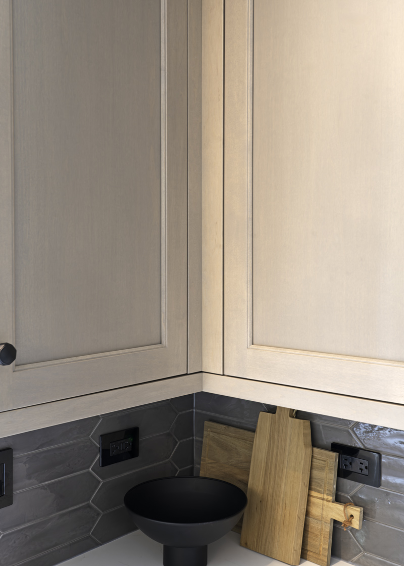 Warm-Transitional-Kitchen_Cabinetry-Corner_Chicago_Copyright-2025_Drury-Design_a