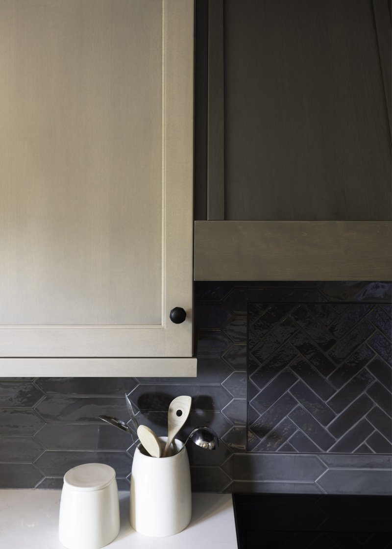 Warm-Transitional-Kitchen_Cabinetry_tile_Chicago_Copyright-2025_Drury-Design
