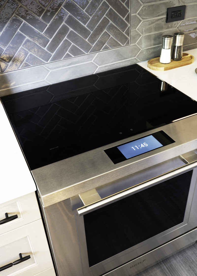 Warm-Transitional-Kitchen_Cooktop_Chicago_Copyright-2025_Drury-Design