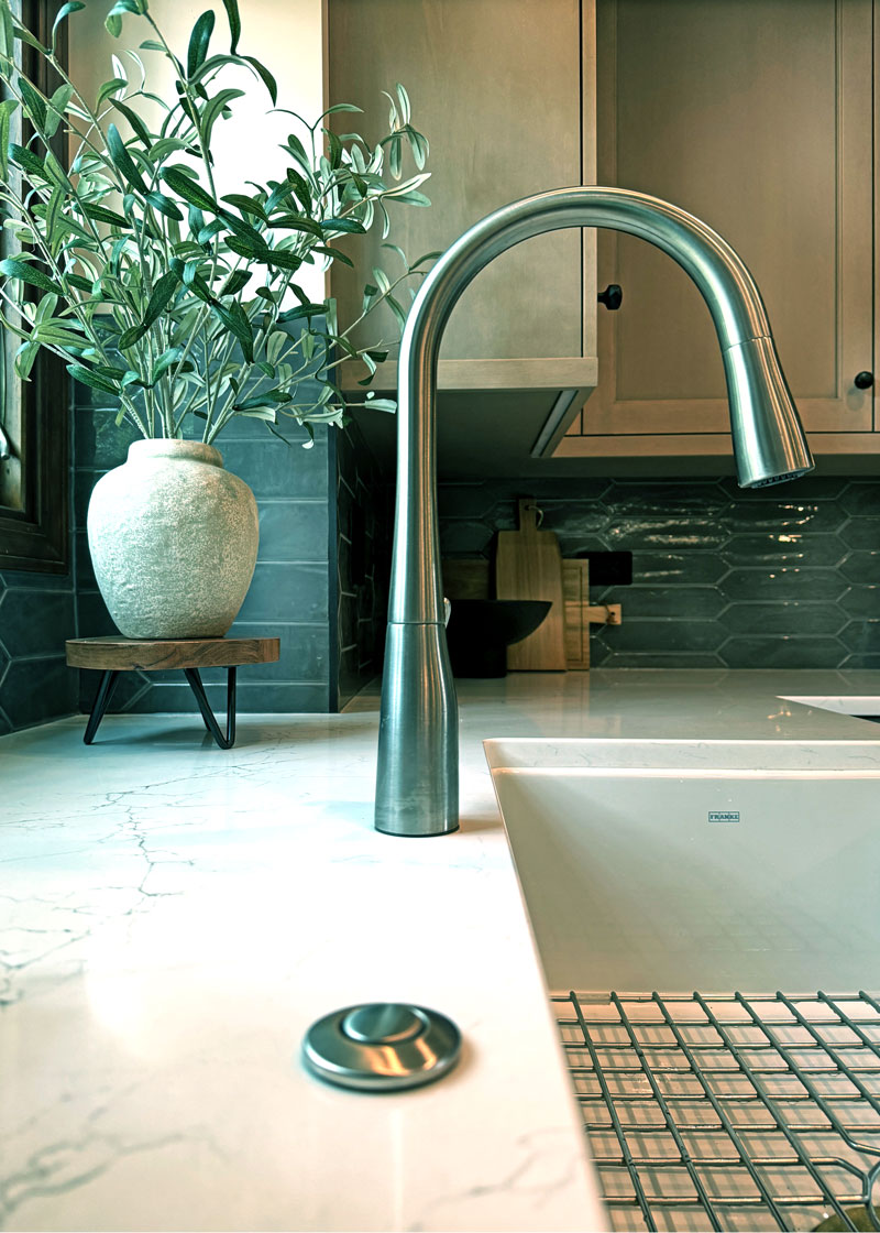 Warm-Transitional-Kitchen_Faucet_Chicago_Copyright-2025_Drury-Design_a