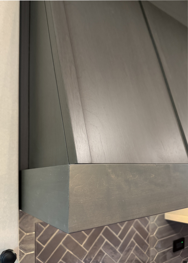 Warm-Transitional-Kitchen_Hood-Detail_Chicago_Copyright-2025_Drury-Desig