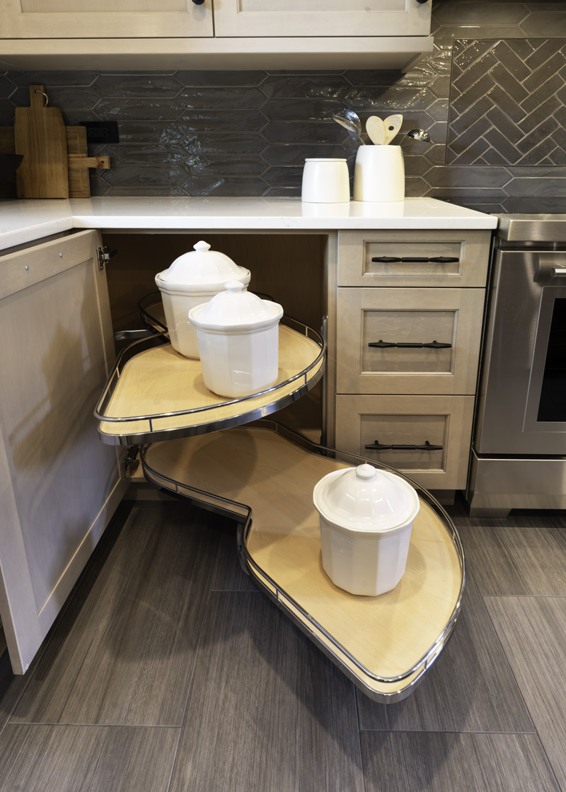 Warm-Transitional-Kitchen_Lemans-Corner-Pullout_Chicago_Copyright-2025_Drury-Design