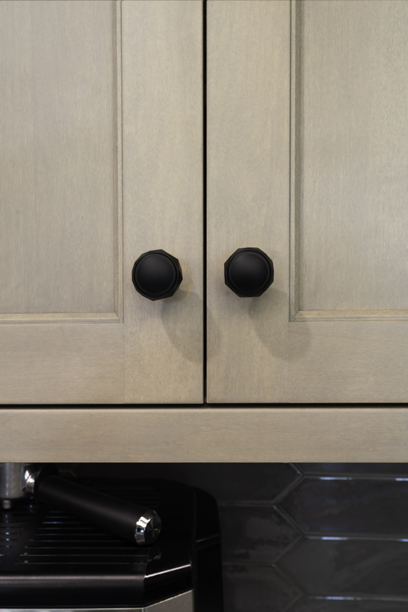 Warm-Transitional-Kitchen_Maple-Cabinetry_Chicago_Copyright-2025_Drury-Design