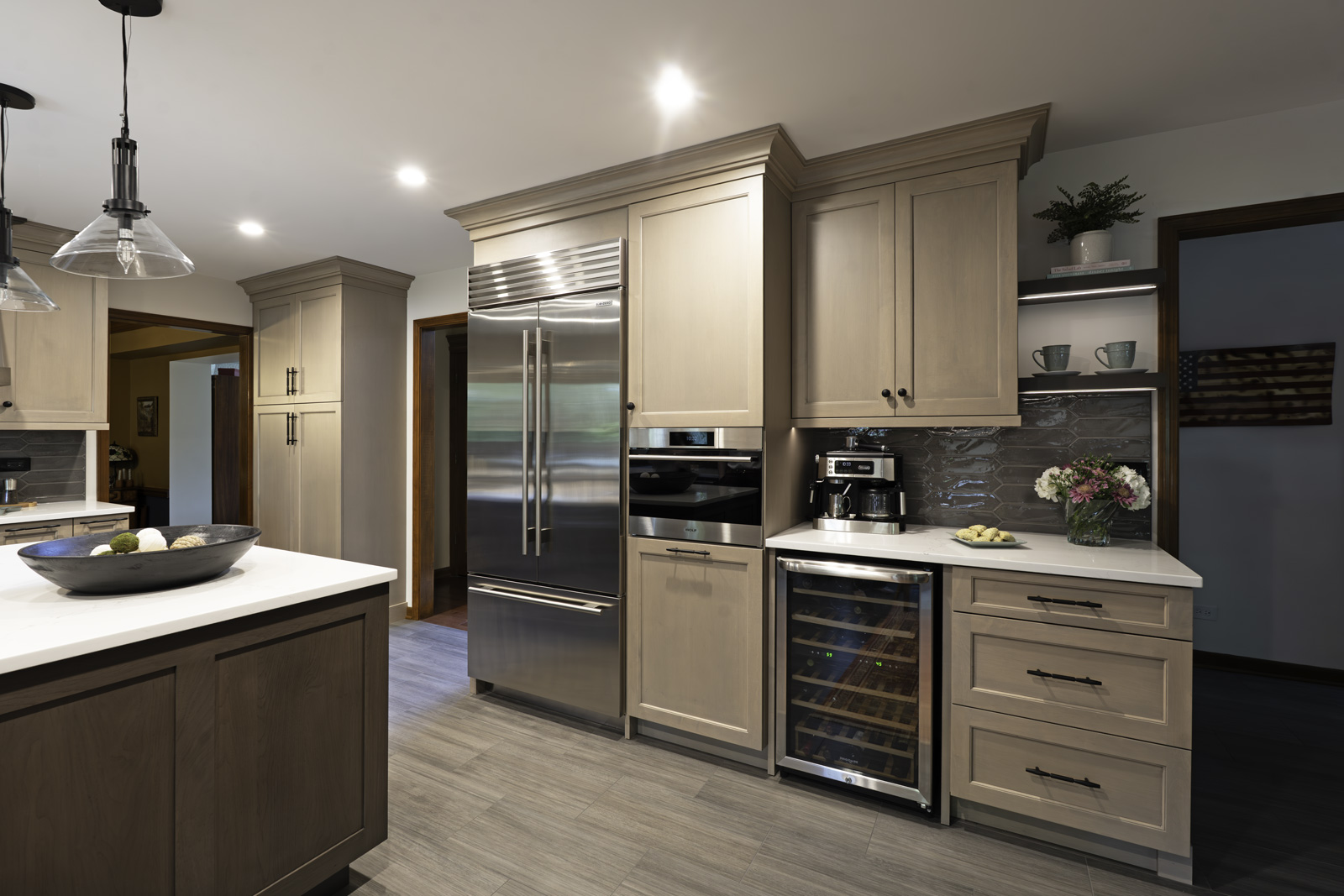 Warm-Transitional-Kitchen_Sub-Zero-Chicago_Copyright-2025_Drury-Design_a