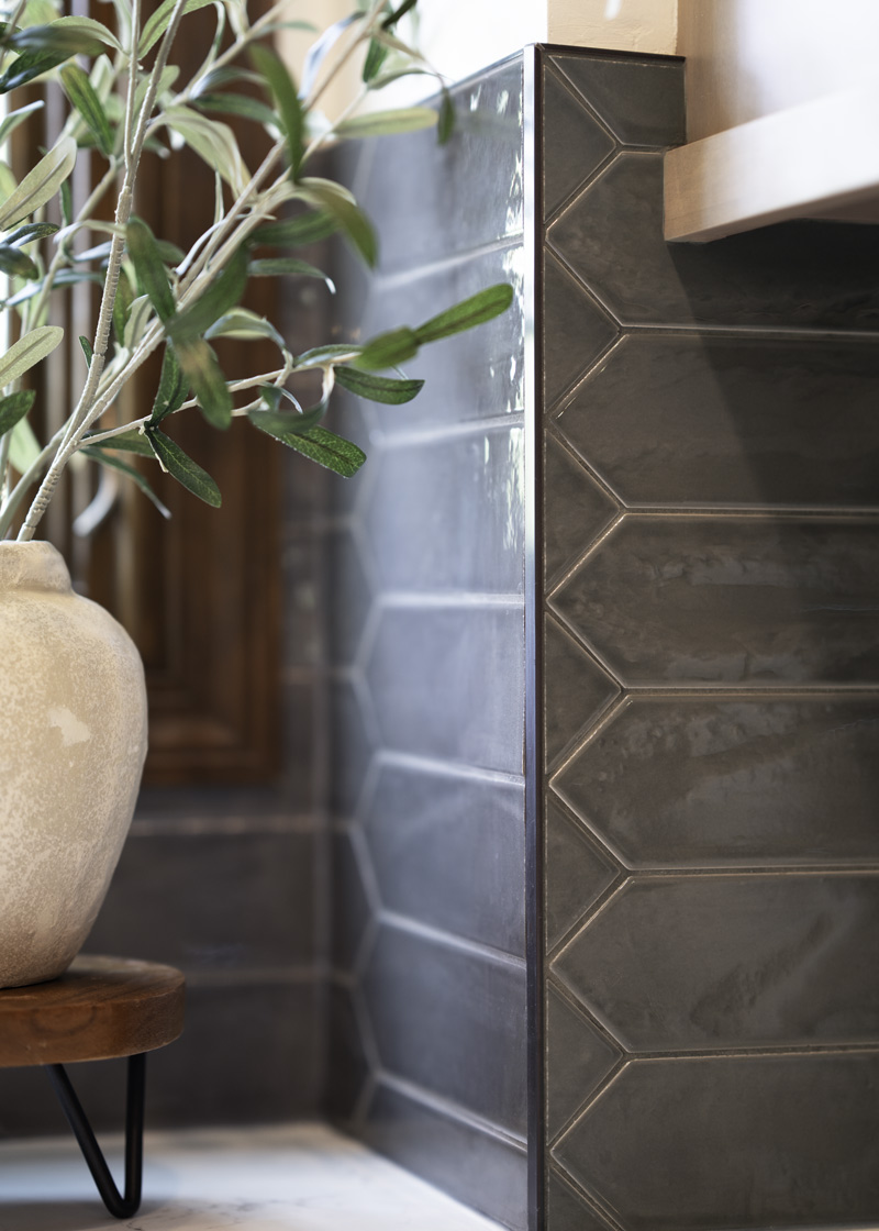 Warm-Transitional-Kitchen_Window-Corner-Tile_Chicago_Copyright-2025_Drury-Design