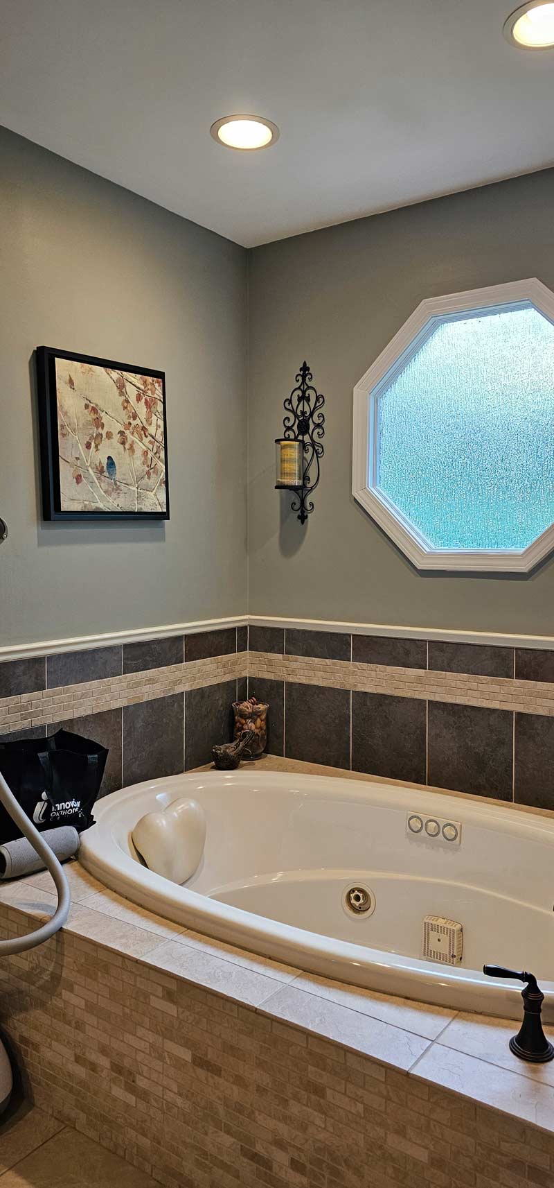 Classic-Meets-Modern-Primary-Bath-Remodel_Copyright-2025_Drury-Design_Chicago_BEFORE-TUB
