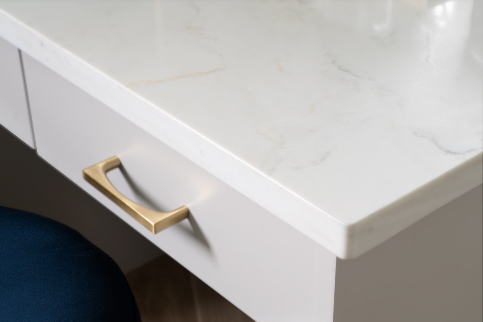 Classic-Meets-Modern-Primary-Bath-Remodel_Copyright-2025_Drury-Design_Chicago_Makeup-counter