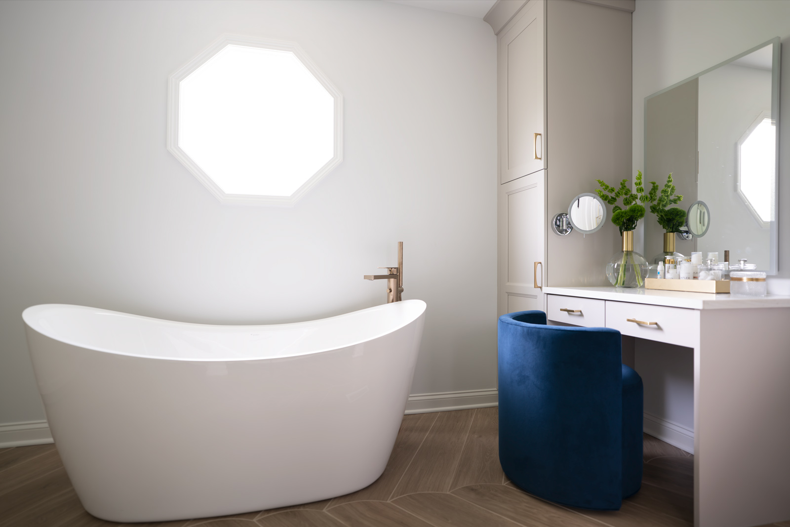 Classic-Meets-Modern-Primary-Bath-Remodel_Copyright-2025_Drury-Design_Chicago_Tube_Make-up-station