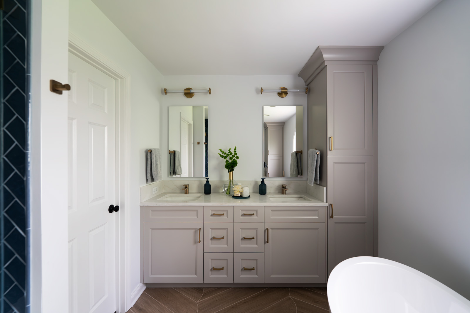 Classic-Meets-Modern-Primary-Bath-Remodel_Copyright-2025_Drury-Design_Chicago_Vanity