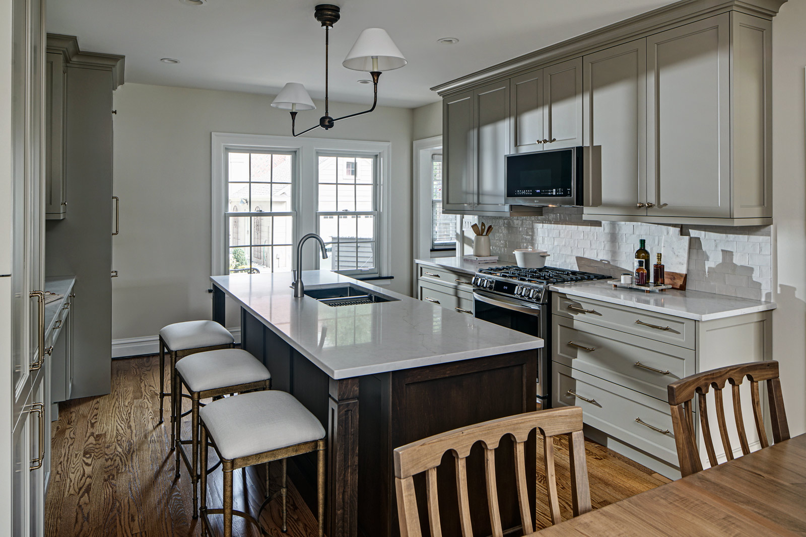 Classic-Revival_Chicago_1920s-Home-Kitchen_Drury-Design_Copyright-2025_Island_Range