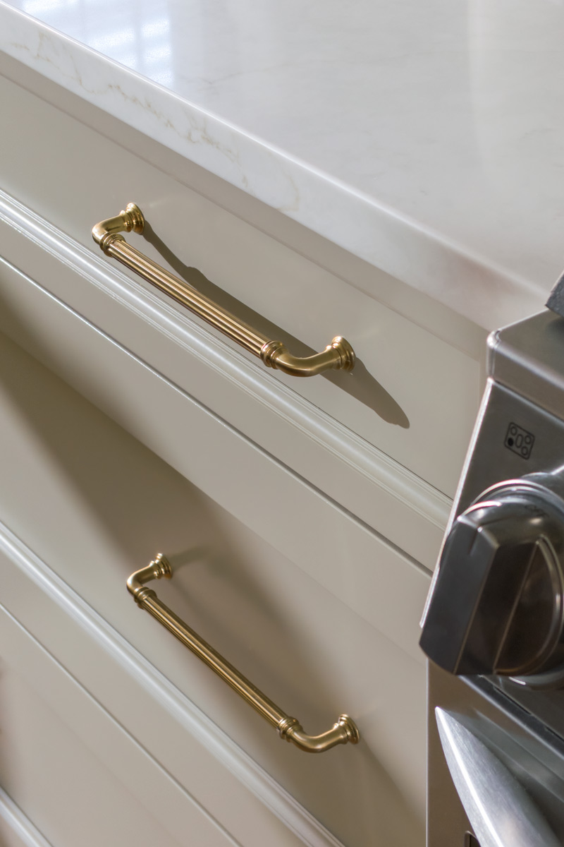 Classic-Revival_Chicago_1920s-Home-Kitchen_Drury-Design_Copyright-2025_Light-Cabinetry