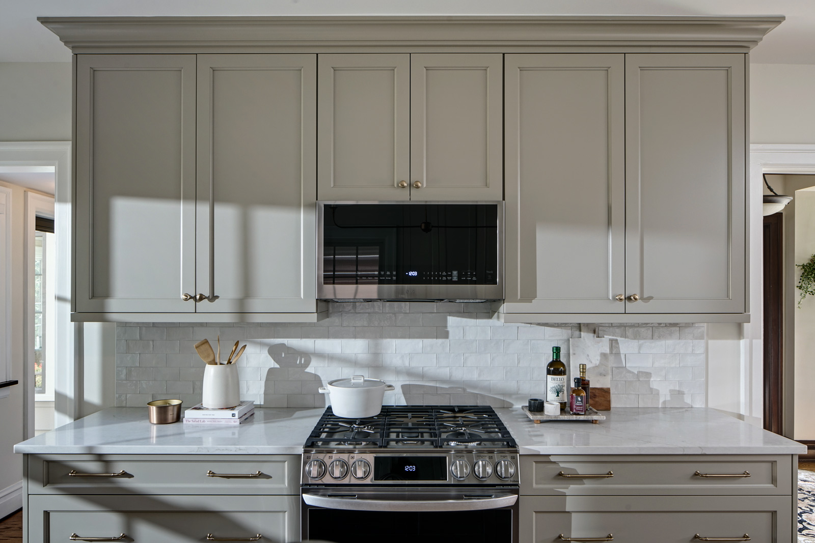 Classic-Revival_Chicago_1920s-Home-Kitchen_Drury-Design_Copyright-2025_Range-Wall