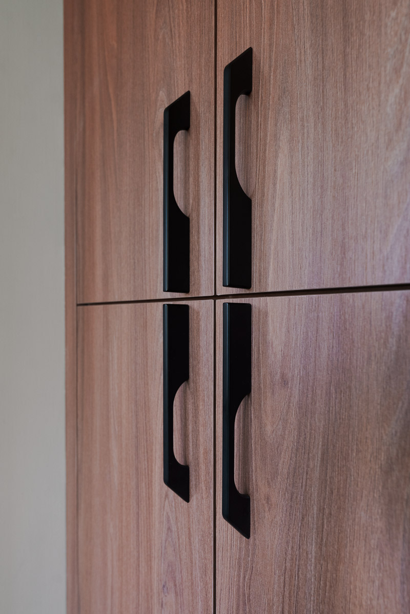 Mid-Century-Modern-Primary-Bath_Cabinetry-Pulls_Copyright-2025_City-Design-Iowa