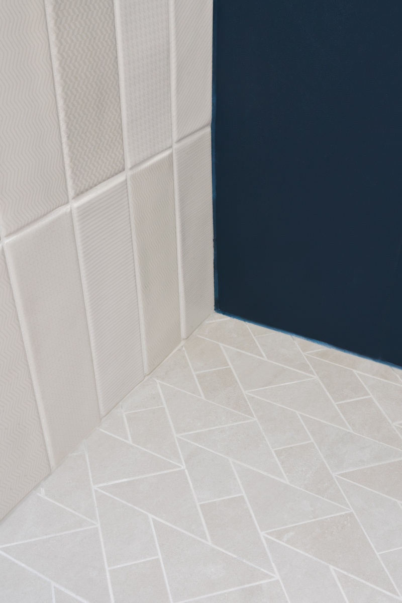 Mid-Century-Modern-Primary-Bath_Contrasting-Shower-Tile_Copyright-2025_City-Design-Iowa