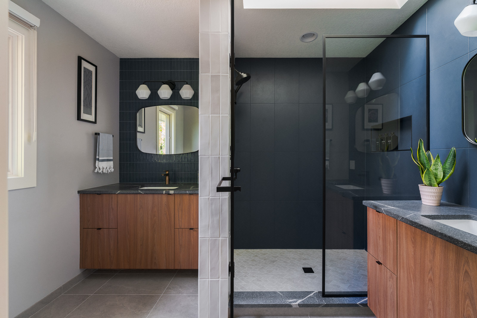 Mid-Century-Modern-Primary-Bath_Copyright-2025_City-Design-Iowa