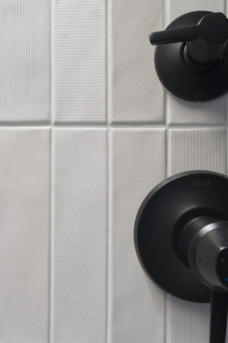 Mid-Century-Modern-Primary-Bath_Shower-Tile_Copyright-2025_City-Design-Iowa