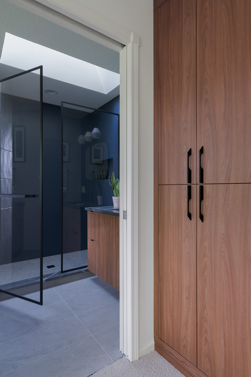 Mid-Century-Modern-Primary-Bath_Shower_vanity_cabinetry_Copyright-2025_City-Design-Iowa