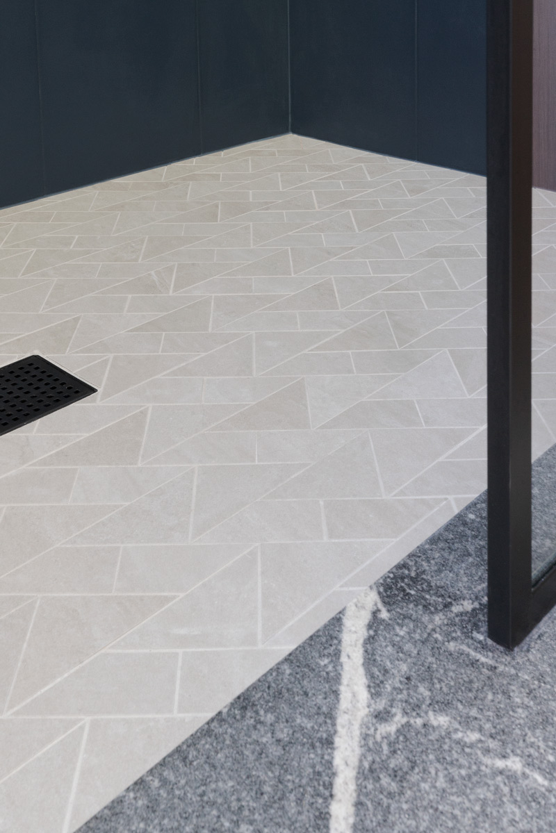 Mid-Century-Modern-Primary-Bath_shower-floor-tile-threshold_Copyright-2025_City-Design-Iowa