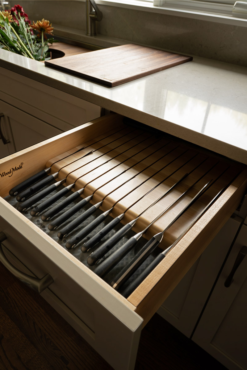 Transitional-Kitchen-with-Wet-Bar-and-Powder-Room-Refresh_Drury-Design_Copyright-2026_Knife-Storage