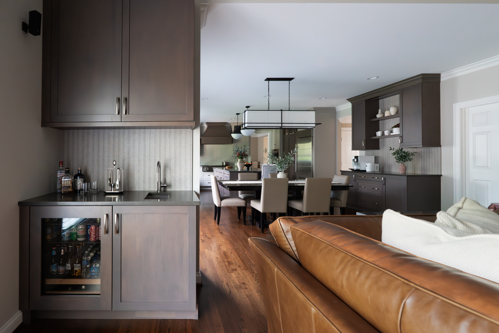 Transitional-Kitchen-with-Wet-Bar-and-Powder-Room-Refresh_Drury-Design_Copyright-2026_Wet-Bar